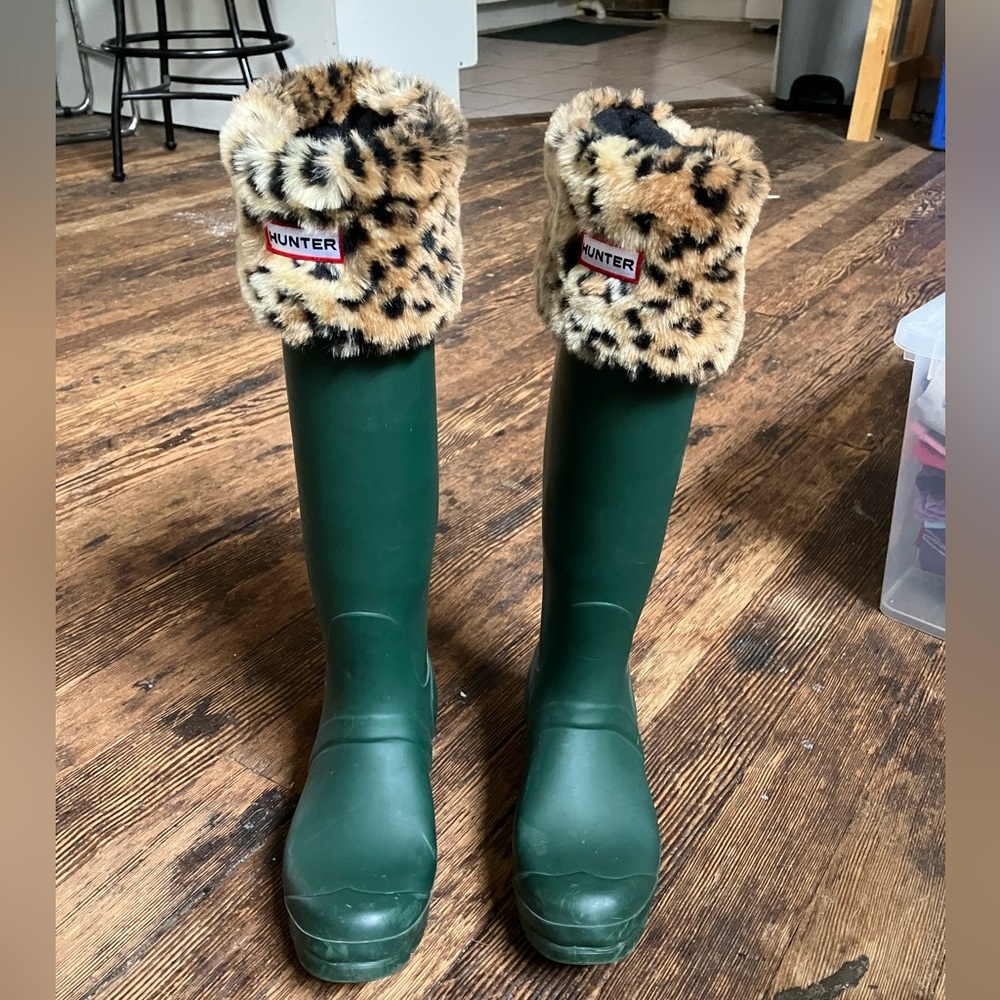 Hunter Women’s Original Tall Rain Boots with Removable Faux Fur Print Boot Socks - Picture 2 of 7